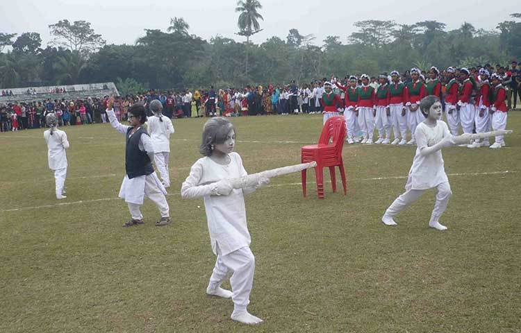 প্রতীকী মুক্তিযুদ্ধে অংশ নিয়েছে শিশুরা। ছবি : হাসান মামুন