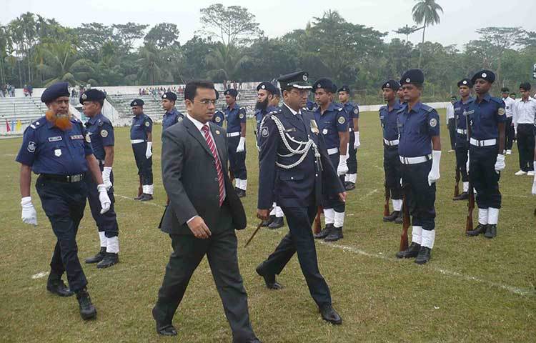 পিরোজপুর জেলা স্টেডিয়াম মাঠ ঘুরে দেখছেন পুলিশ সুপার মোহম্মদ সালাম কবির। ছবি : হাসান মামুন