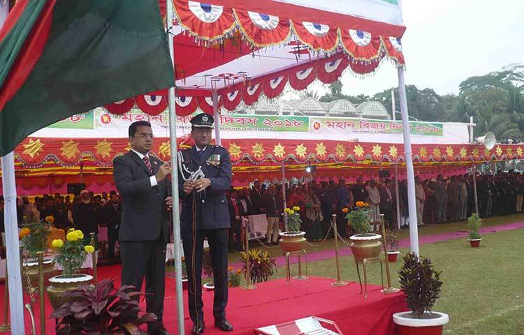 সকাল ৯টায় জেলা স্টেডিয়ামে জেলা প্রশাসক আবু আলী মো. সাজ্জাদ হোসাইন, পুলিশ সুপার মোহম্মদ সালাম কবির আনুষ্ঠানিকভাবে জাতীয় পতাকা উত্তোলন করেন। ছবি : হাসান মামুন