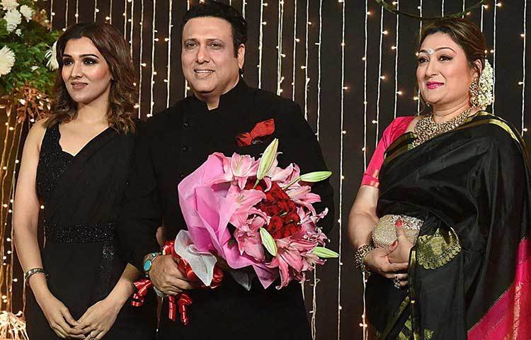 ফুলের তোড়া ও উপহার নিয়ে স্ত্রী সুনীতা আহুজা ও মেয়া টিনা আহুজাকে নিয়ে পার্টিতে আসেন গোবিন্দা। খাওয়াদাওয়া ও আড্ডার ফাঁকে জমিয়ে ছবিও তোলেন তারা।