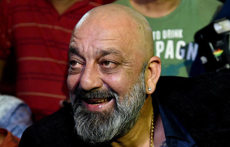 পাপারাৎজিদের ক্যামেরা থেকে বাদ গেলেন না সঞ্জয় দত্তও। নিজস্ব স্টাইল স্টেটমেন্টে সঞ্জয় এই রাতেও ছিলেন গ্লামারাস। একগাল হাসি ও আড্ডার মেজাজই তাকে আলাদা করে চিনিয়ে দিচ্ছিল।