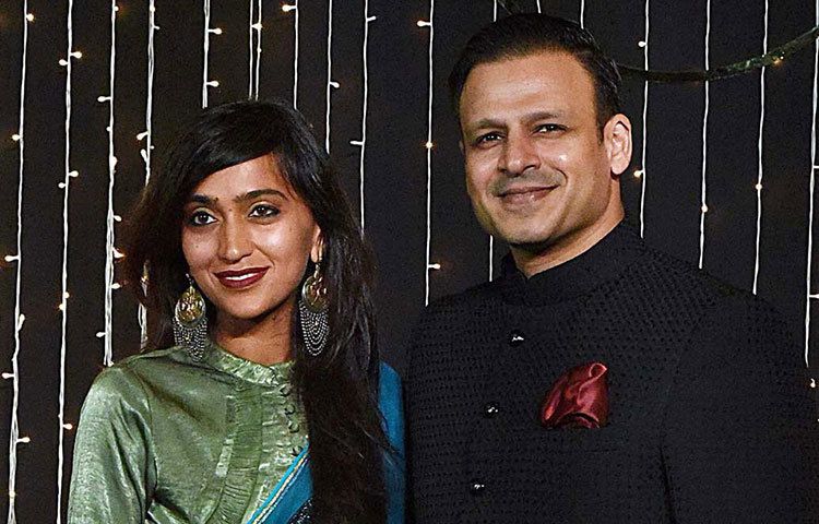 সি গ্রিন ভেলভেটের ব্লাউজ ও নীল ডিজাইনার শাড়ি, সঙ্গে কালো ফর্মাল পার্টির জন্য এমন সাজই বেছে নিয়েছিলেন প্রিয়াঙ্কারা আলভা ও বিবেক ওবেরয়।