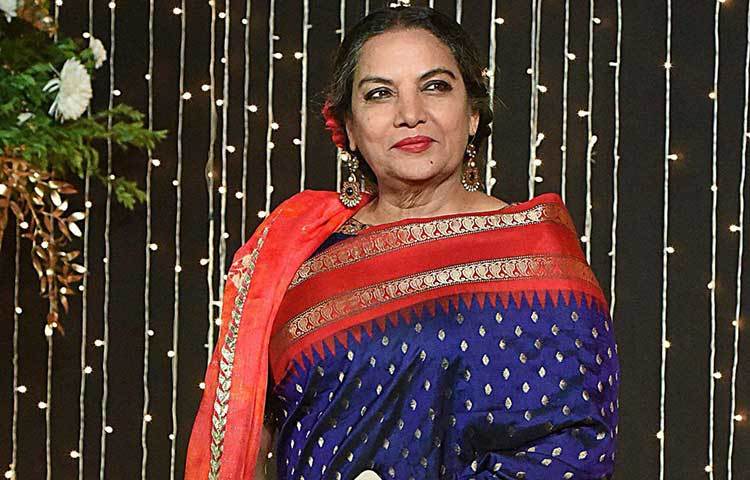 মাথায় গোলাপ ও নেভি ব্লু-লাল শাড়িতে সাবেকী সাজে পার্টিতে এলেন শাবানা আজমি। নিজের বুদ্ধিদীপ্ত চেহারা ও ব্যক্তিত্বে পার্টির মেজাজকে আরও খোলতাই করে দিলেন তিনি।