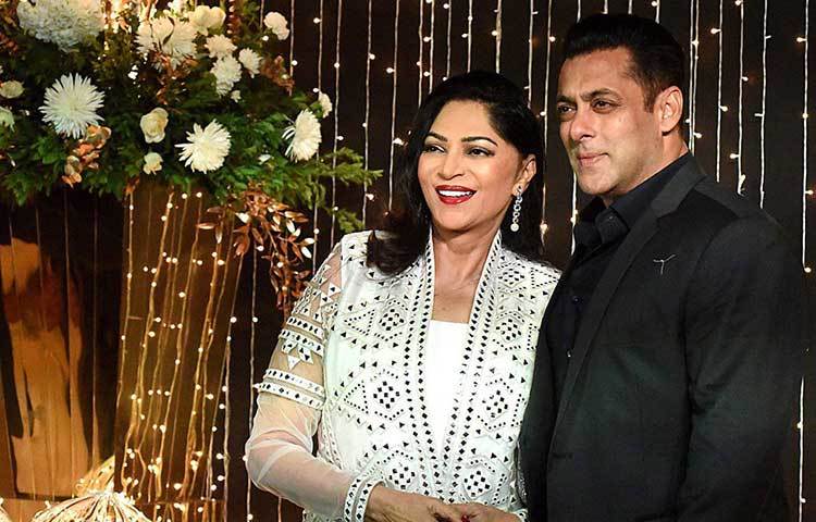 একটু রাতের দিকে এসেই নাচে-গানে পার্টি জমিয়ে দিলেন ‘টাইগার’ সালমান খানও। আনন্দ-উৎসাহের মাঝে পোজ দিয়ে ছবি তুলতেও উৎসাহী ছিলেন তিনি। সাল্লুভাইয়ের উপস্থিতিতে পার্টি জমজমাট হয়ে ওঠে।