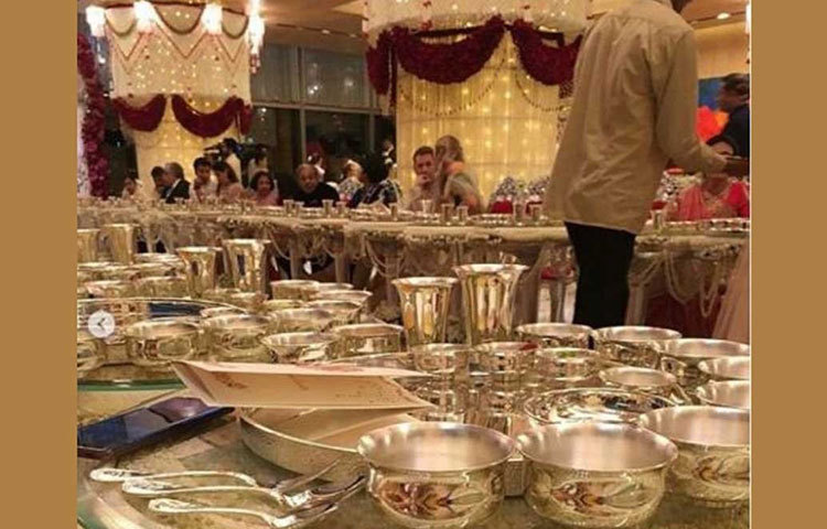 অতিথিদের খেতে দেওয়া হয়েছিল রুপোর থালা-বাটিতে। যত্ন করে তাদের পরিবেশন করেছেন বলিউডের শীর্ষ তারকারা।