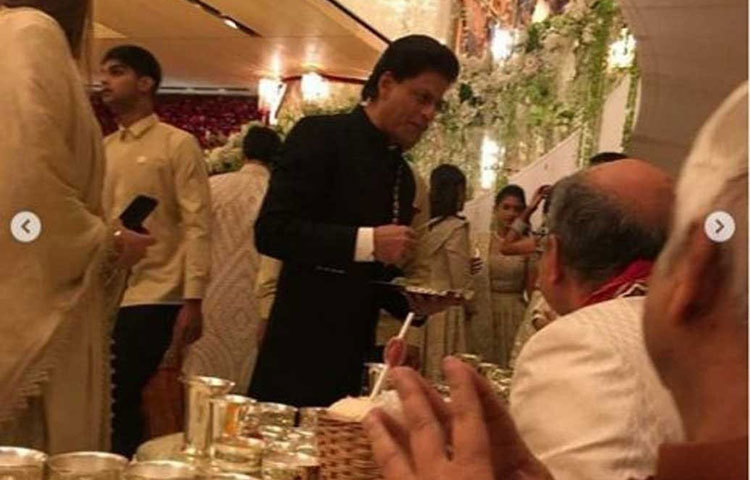 ঈশার বিয়েতে কনেপক্ষের হয়ে অতিথি আপ্যায়নের দায়িত্ব সামলেছিলেন কিং খান।