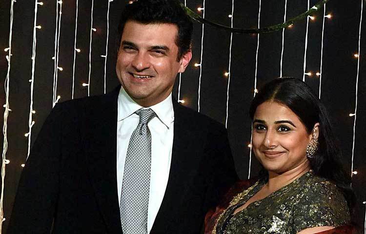 নিক-প্রিয়াঙ্কার রিসেপশনে খয়েরি ও বটল গ্রিনের লেহঙ্গায় সেজে হাজির ছিলেন বিদ্যা বালানও। সঙ্গে ছিলেন তার স্বামী সিদ্ধার্থ রায় কাপুরও।