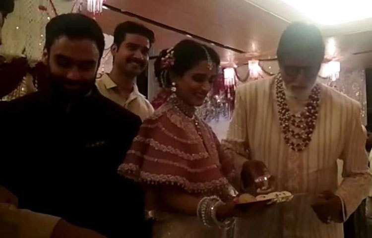 পরিবেশন করতে দেখা গিয়েছে বলিউডের শাহেনশাহ অমিতাভ বচ্চনকেও।