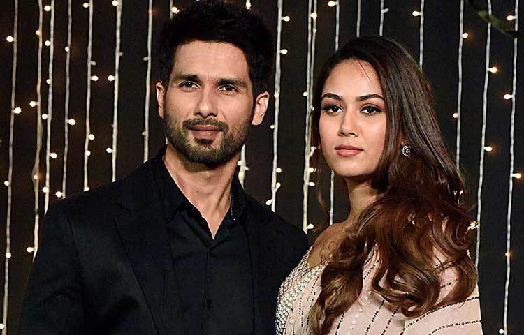 পার্টি শুরু হওয়ার কিছুক্ষণের মধ্যেই স্ত্রী মীরা রাজপুতের হাত ধরে পার্টিতে প্রবেশ করলেন শাহিদ কাপুর। কালো জমকালো স্যুটে শহিদের গ্লামার যেন বেড়ে গিয়েছিল আরও কয়েক গুণ। এ দিকে হালকা গোলাপি শাড়িতে সোনালি সুতোর চটকদার শাড়িতে সেজেছিলেন মীরা।