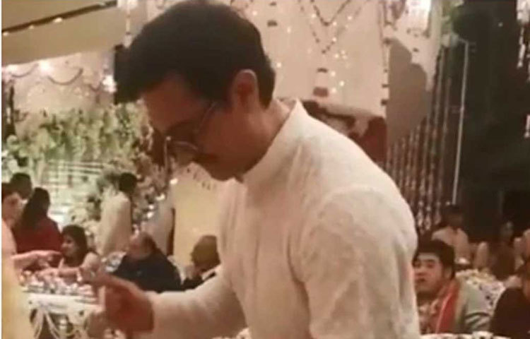 রুপোর বাটিতে খাবার বেড়ে দিচ্ছেন আমির খান, এমন ভিডিও ভাইরাল হয়েছে।