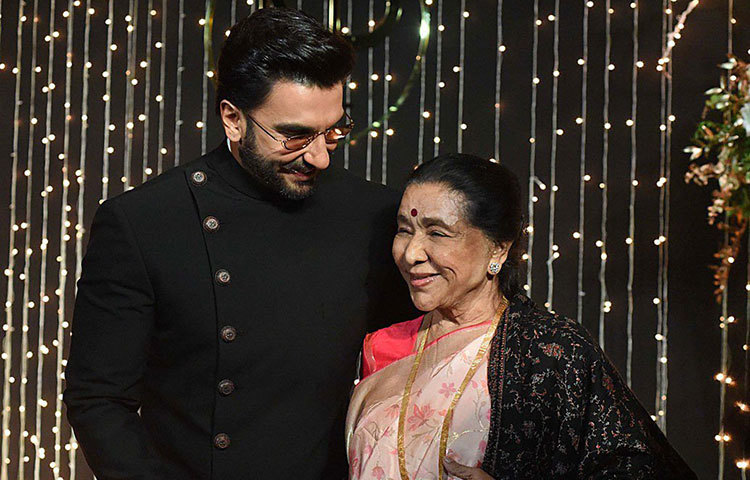 প্রিয়াঙ্কা অভিনয় জগতের মানুষ, নিক গানের। তাই এই দুই বিভাগের তারকারাই ভরিয়ে রেখেছিলেন পার্টির মেজাজ। এ আর রহমান যেমন হাজির ছিলেন, তেমনই পার্টিকে আরও হেভিওয়েট করে তুলতে উপস্থিত ছিলেন আশা ভোঁসলেও। রণবীর সিংহ, এ আর রহমানসহ অনেকেই তার সঙ্গে ছবি তুললেন।