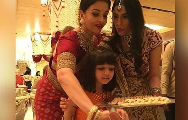 সব্যসাচীর ডিজাইনার শাড়িতে সেজে খাবার পরিবেশনের সময় মেয়ে আরাধ্যাকে নিয়ে নজর কেড়েছিলেন ঐশ্বরিয়াও। কেউ কেউ জানতেও চেয়েছেন, এটা কেন হল?