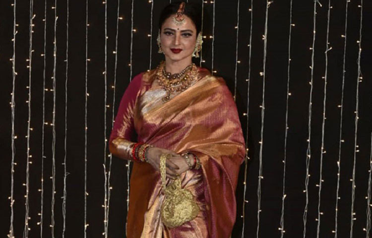 এই পার্টিতেও নিজস্ব স্টাইল সিম্বল কাঞ্জিভরম শাড়ি ও ভারী গয়নায় সেজে হাজির ছিলেন বলিউডি ডিভা রেখা। পার্টিতে বেশিক্ষণ না থাকলেও তার উপস্থিতি এই পার্টিকে আরও জমকালো করে তোলে।