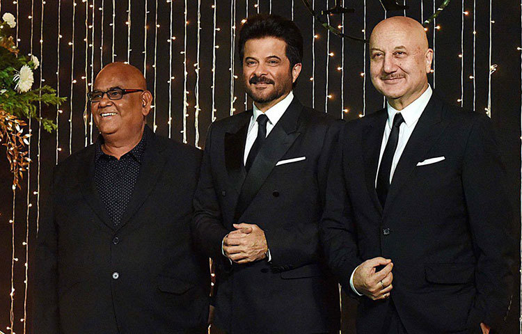 অনুপম খের, সতীশ কৌশিক ও অনিল কাপুর ‘ব্লাক স্মার্টনেস’-এর দলে ছিলেন এরাও। কালো ফর্মালে কেবল উপস্থিতই থাকলেন না, নাচে-আড্ডায় মাতিয়ে রাখলেন সকলকে।