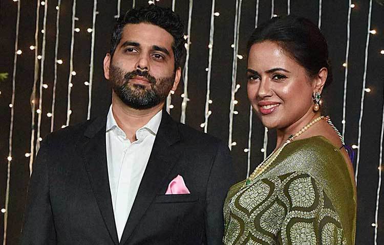 পার্টিতে একটু রাতের দিকে পৌঁছান সমীরা রেড্ডি ও তার স্বামী অক্ষয় ভর্দে। সবুজ ডিজাইনার শাড়ি ও কালো ফর্মালে দু’জনেই ছিলেন স্টানিং!