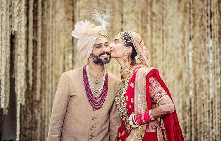 সোনাম কাপুর ও আনন্দ আহুজা বিয়ে করেন ২০১৮ সালের ৮ মে।