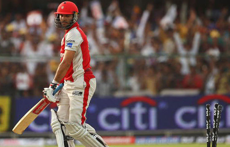 যুবরাজ সিং : ২০১৫ সালে দিল্লি ডেয়ারডেভিলস ১৬ কোটি টাকায় দলে নিয়েছিল যুবরাজ সিংহকে। কিন্তু, সেবার তিনি ১৪টি ইনিংসে করেছিলেন মাত্র ২৪৮ রান। গড় ১৯.০৭।