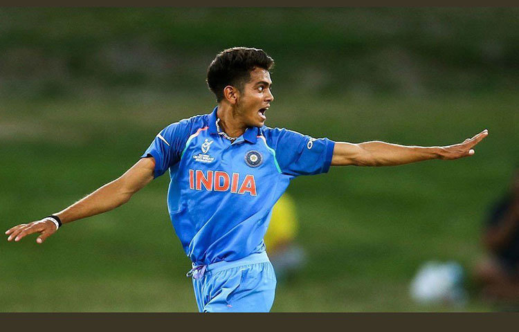 কমলেশ নাগারকোটি : অনূর্ধ্ব-১৯ বিশ্বকাপজয়ী পেসার কমলেশ। জয়পুরের ১৮ বছরের ছেলেটির হাত থেকে প্রায়ই ১৪৫-১৫০ কিমি গতিতে বল বেরোতে দেখে অবাক হয়ে গিয়েছিলেন গেøন ম্যাকগ্রা, সৌরভ গঙ্গোপাধ্যায়রা। গতবার চোটের জন্য খেলতে পারেননি। এবারে তার কাছে থেকে ভাল কিছু আশা করবে নাইটরা।