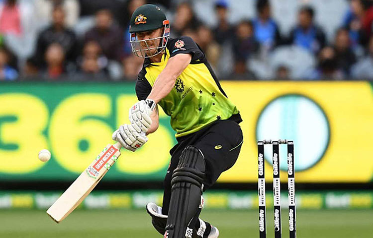 ক্রিস লিন : অজি ক্রিকেটারটি নিঃসন্দেহে কেকেআর-এর (কলকাতা নাইট রাইডার্স) বড় ভরসা। দ্রুত রান করার ক্ষেত্রে লিনের বিকল্প খুব কমই আছেন। উপরি পাওনা তার অসাধারণ ফিল্ডিং।