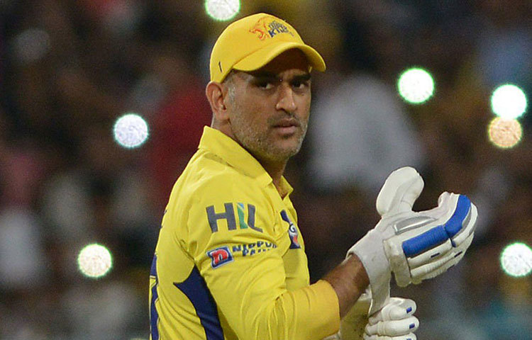 আইপিএলের ইতিহাসে সফলতম ক্যাপ্টেনের নাম বলতে বেশি ভাবতে হয় না। চেন্নাইকে তিনবারের চ্যাম্পিয়ন এবং আরও চারবার ফাইনালে তোলার পিছনে মহেন্দ্র সিং ধোনির যথেষ্ট অবদান রয়েছে। চলতি বছরেই ১৬টি ম্যাচে ৪৫৫ রান করেছেন তিনি। ফলে টিমের প্রথম ক্রিকেটার হিসাবে ধোনিকে টিমে রাখতে বেশি ভাবেননি দলীয় কর্তারা।