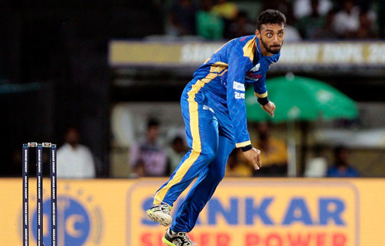 এবারের আইপিএলের নিলামে বেশির ভাগ দলেরই নজরে রয়েছে নবরুণ চক্রবর্তী। তামিলনাড়ু প্রিমিয়ার লিগ (টিএনপিএল)-এবহু ব্যাটসম্যানই এই স্পিনারের বলে খাবি খেয়েছেন। ২০১৮ সালে মাদুরাই প্যান্থার্সকে চ্যাম্পিয়ন করার অন্যতম কারিগর বরুণের ইকনমি রেট ছিল ৪০ ওভারে ৪.৭। তার বেস প্রাইস ২০ লাখ টাকা।