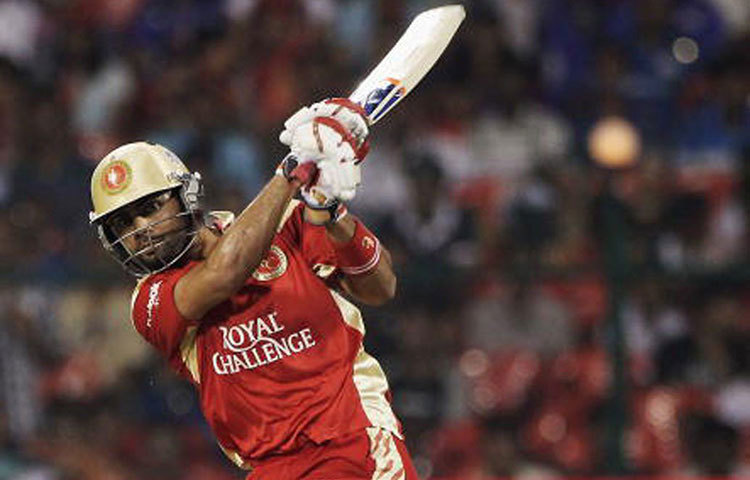 বিরাট কোহলি : ২০১৮ সালে বেঙ্গালুরু তাকে কিনেছিল রেকর্ড ১৭ কোটি টাকা দিয়ে। এখনও পর্যন্ত এটাই যে কোনো ক্রিকেটারের জন্য টুর্নামেন্টের ঘোষিত সর্বোচ্চ মূল্য।