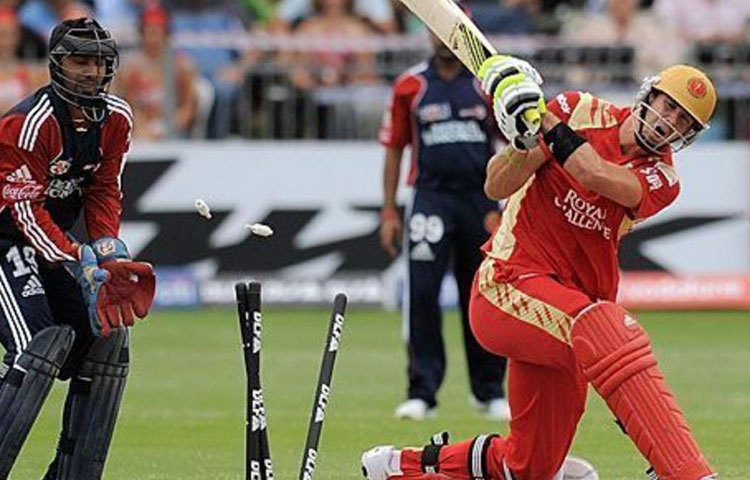 কেভিন পিটারসন : সাত কোটির বিনিময়ে আইপিএলের দ্বিতীয় আসরে তাকে দলে নিয়েছিল বেঙ্গালুরু। সেই সময়ে ফর্মের শিখরে থাকা এই ইংরেজ ব্যাটসম্যান কিন্তু লিগে ব্যাট হাতে হতাশ করেন। ছয়টি ম্যাচ খেললেও করেছিলেন মাত্র ৯৩ রান। তবে বল হাতে ৪ উইকেট নিয়ে কিছুটা মানরক্ষা করেছিলেন।