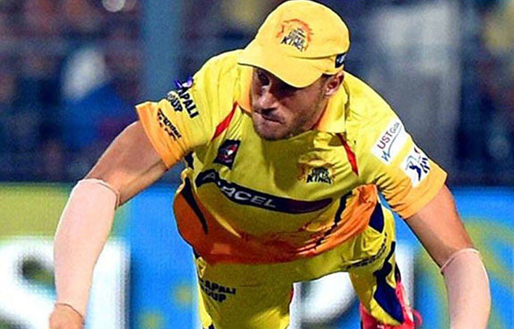 আগামী বছরেও সিএসকে-র জার্সিতে দেখা যাবে দক্ষিণ আফ্রিকার ফাফ ডু প্লেসিকে। ১১তম আইপিএলে ৬ ম্যাচে মাত্র ১৬২ রান করতে দেখা গিয়েছে তাকে। তবুও ফাফকে দলে রেখে দিয়েছে চেন্নাই।