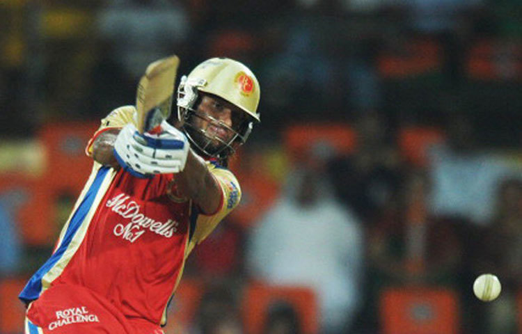 সৌরভ তিওয়ারি : ২০১০ সালে অসাধারণ খেলার পর সাত কোটিতে বেঙ্গালুরু দলে নিয়েছিল ঝাড়খণ্ডের এই বাঁ-হাতি ব্যাটসম্যানকে। কিন্তু, ২০১১ সালে ১৬টি ম্যাচে তার ব্যাট থেকে আসে মাত্র ১৮৭ রান।