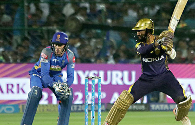 দীনেশ কার্তিক : টি-টোয়েন্টি ফরম্যাটের অন্যতম সফল ক্রিকেটার। বর্তমানে নাইটদের অধিনায়ক। ২০১৪ সালে কার্তিককে সাড়ে ১২ কোটিতে কিনেছিল দিল্লি।