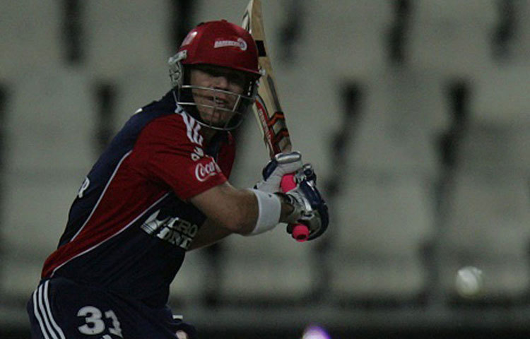 ডেভিড ওয়ার্নার : গতবছর ডেভিড ওয়ার্নারকে সাড়ে ১২ কোটিতে কিনেছিল হায়দরাবাদ। যদিও বল বিকৃতি কেলেঙ্কারির জেরে ২০১৮ সালের আইপিএলে খেলতে পারেননি তিনি।