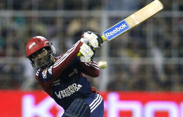 দীনেশ কার্তিক : ২০১৫ সালেরর আইপিএলের জন্য বেঙ্গালুরু সাড়ে দশ কোটিতে দলে নিয়েছিল কার্তিককে। কিন্তু, সেবার ১৬টি ম্যাচ খেললেও করেছিলেন মাত্র ১৪১ রান। গড় ১২.৮১।