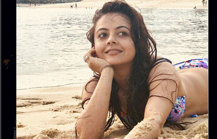 দেবলীনা ভট্টাচার্য জনপ্রিয় টেলিভিশন শো ‘সাথ নিভানা সাথিয়া’-র জন্য বিখ্যাত। এর আগে এই খুনের তদন্তে জেরাও করা হয়েছিল। মুম্বাইয়ের পান্থনগর থানার পুলিশ আটক করেছে তাকে।