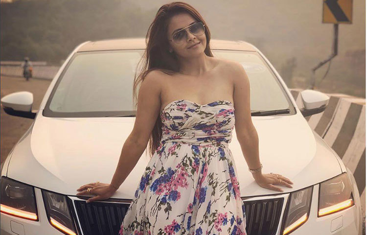 ইনস্টাগ্রামে তার ফলোয়ার ছাড়িয়েছে কয়েক লাখ। প্রফেশনাল স্কুবা ডাইভার হিসাবেও নিজের পরিচয় দেন দেবলীনা।