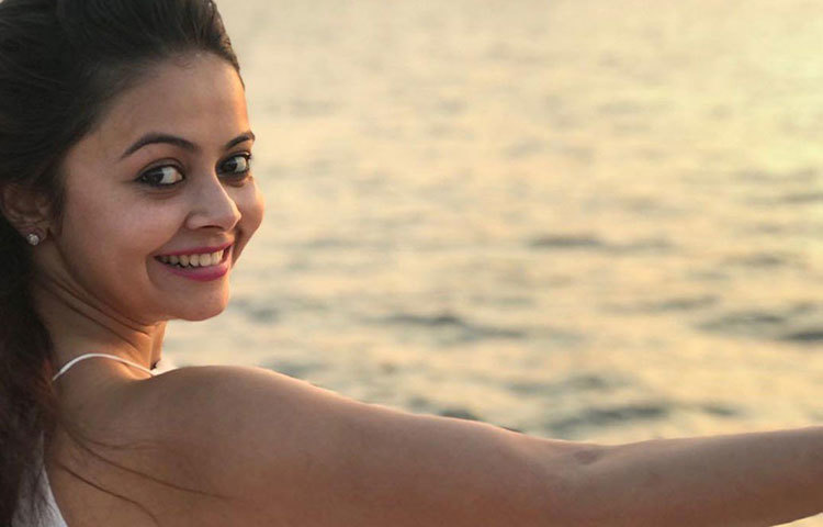 দেবলীনা ভট্টাচার্য আসামে থাকার সময় থেকেই তিনি থিয়েটারে অভিনয় করতেন। তাও ষষ্ঠ শ্রেণি থেকেই।