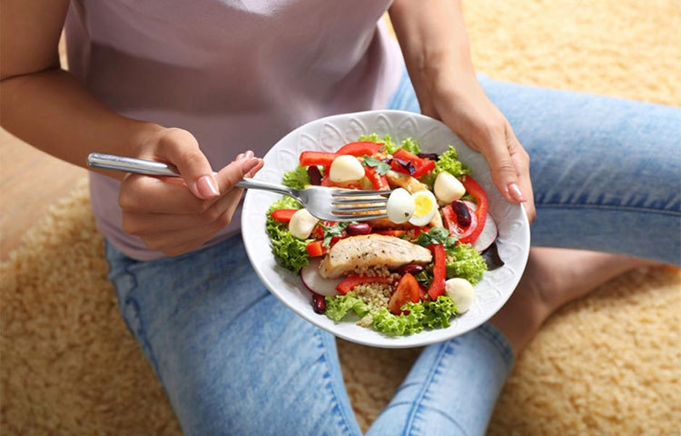 মাটিতে বসে খাওয়ার প্রথা চলে আসছে সেই আদিকাল থেকেই। মাটিতে বসে খাবার খেলে তা দ্রুত হজম হয়।