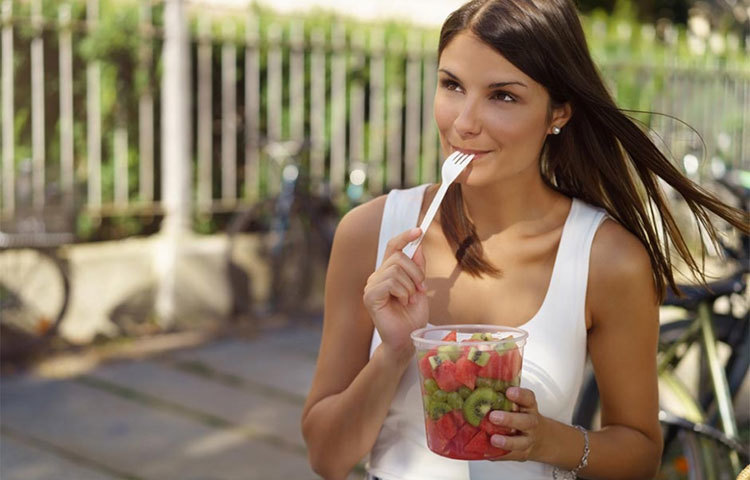 দাঁড়িয়ে খেলে খাবার হজম হতে সময় লাগে। এবং শরীর গরমও হয়ে যায়। তাই বসে খাবার খান।