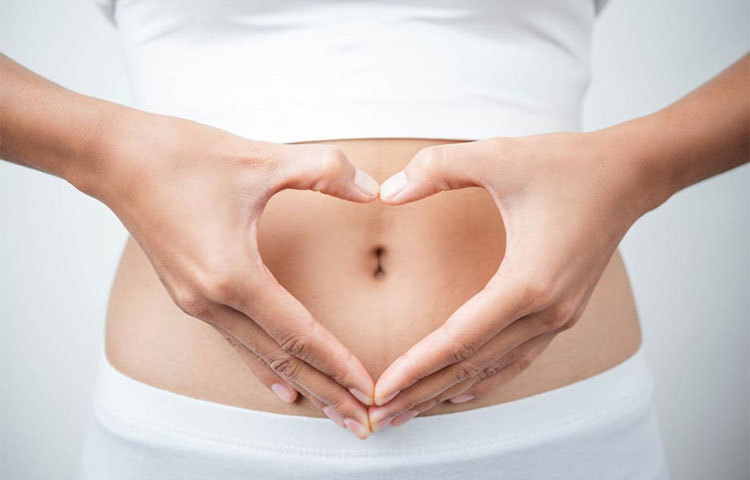 সোজা বসলে, খাবার মুখে তোলার সময় বারে বারে নীচু হতে হয়। এর ফলে পেটে ডাইজেসটিভ জুস তৈরি হয় এবং খাবার তাড়াতাড়ি হজম হয়।