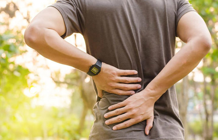 মাটিতে বসে খেলে, পিঠের মাসেলেও টান পড়ে। কোমরে ব্যথা থাকলে তা কমে যায়।