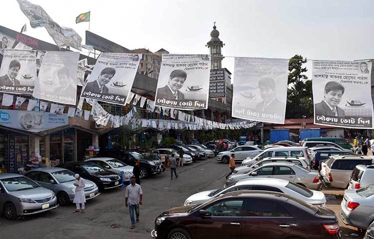 নৌকা মার্কা নিয়ে নির্বাচনে অংশগ্রহণকারী প্রার্থীর নির্বাচনী পোস্টার ঝুলছে। ছবি : বিপ্লব দিক্ষিৎ