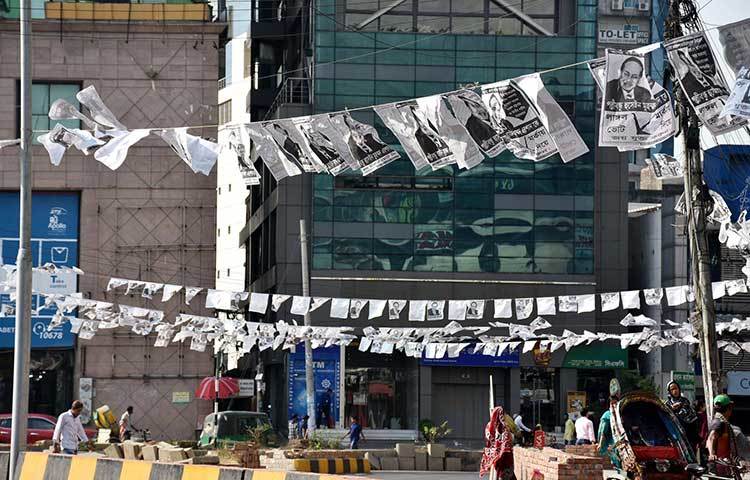 নাঙ্গল মার্কার পোস্টারে সেজেছে নগরীর এ্যালিফ্যান্ট রোডের এই এলাকা। ছবি : বিপ্লব দিক্ষিৎ