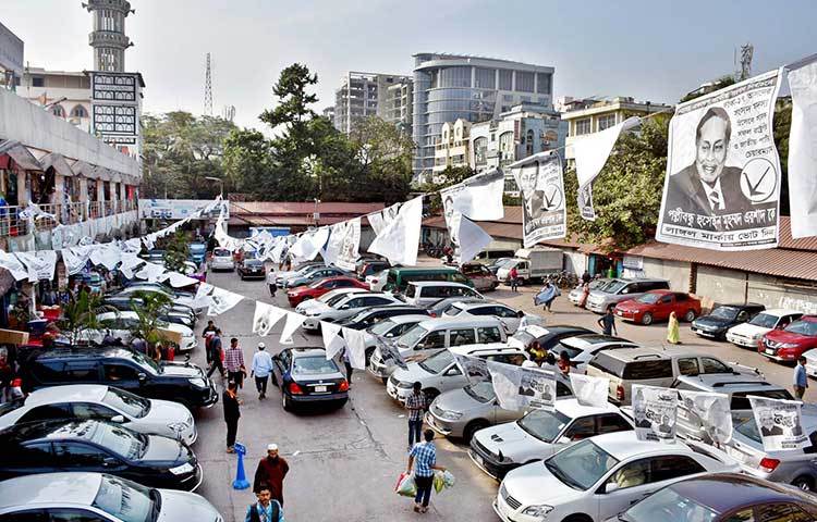 পোস্টারে পোস্টারে সেজেছে গাড়ি পার্কিংয়ের এলাকা। ছবি : বিপ্লব দিক্ষিৎ