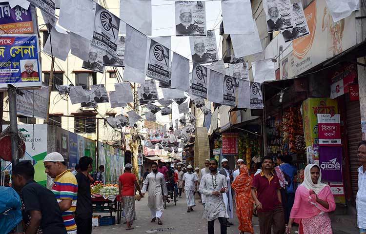 অলি-গলি ছেয়ে গেছে পোস্টারে। ছবি : বিপ্লব দিক্ষিৎ