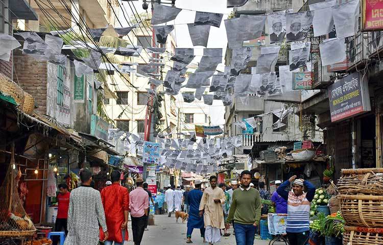 নির্বাচনী পোস্টারে ঢেকেছে নগরীর বিলবোর্ড। ছবি : বিপ্লব দিক্ষিৎ