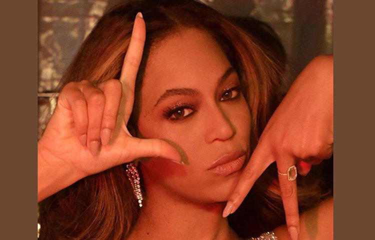 ঈশা আম্বানী আর আনন্দ পিরামলের বিয়ের খবর এখনও বাসি হয়ে যায়নি। সেই সঙ্গে টাটকা তাজা রয়েছে এই বিয়েতে বিয়ন্সের পারফরম্যান্সও। কিন্তু জানেন কি, পারিশ্রমিক হিসেবে কত টাকা নিয়েছিলেন আমেরিকান পপস্টার?