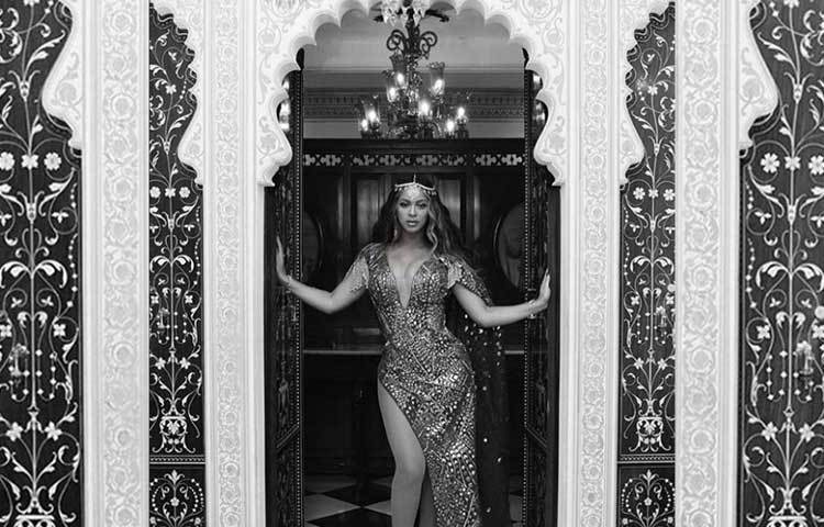 আসর মাতাতে হাজির ছিলেন আন্তর্জাতিক খ্যাতিসম্পন্ন গায়িকা বিয়ন্সে।