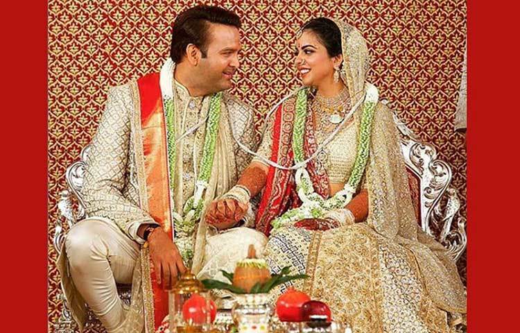 ঈশা আম্বানী আর আনন্দ পিরামলের বিয়ে তো শেষ। কিন্তু, তাদের নিয়ে আলোচনা যেন থামতেই চাইছে না। বিয়ের কার্ড কেমন হল, কারা কারা এলেন, কী করলেন, কে ডান্স ফ্লোর মাতালেন, রিসেপশন কেমন হল? আম্বানী পরিবারের মেয়ের বিয়ে নিয়ে এখনও অনেকে চায়ের কাপেই তুফান তুলছেন।