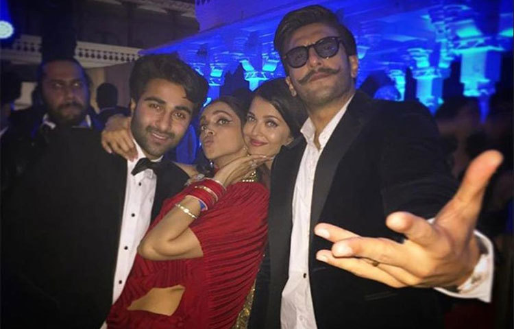 আসরের মধ্যমণি রণবীর-দীপিকা।