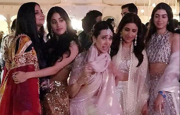 রংবেরংয়ের লেহেঙ্গায় করিশমা কাপুর, জাহ্নবী কাপুর, পরিণীতি চোপড়া, শ্রুতি কাপুর।