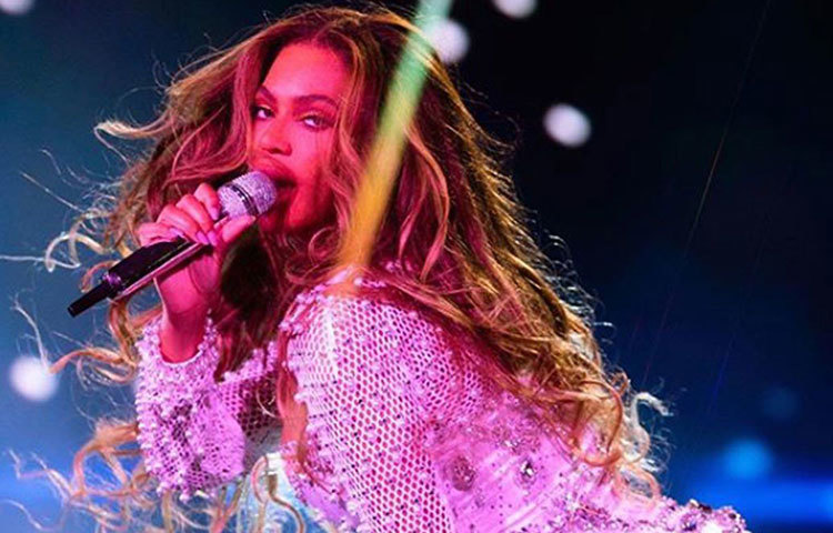 প্রি-ওয়েডিংয়ে প্রিয়াঙ্কা চোপড়া-শাহরুখ খান, অভিষেক-ঐশ্বরিয়া রাই, রণবীর-দীপিকাদের দেশি স্টাইলের নাচ ছাড়াও ছিল বিদেশি বিট।